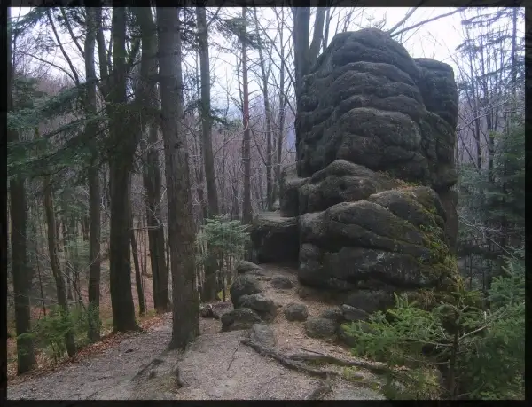 Diabelska Skała w drodze na Czupel czerwonym szlakiem z Łodygowic